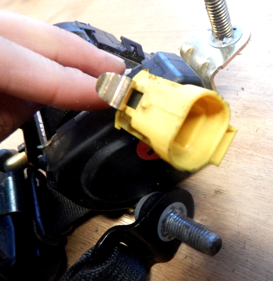 2002 - 2007 JEEP CHEROKEE KJ MK3 LIBERTY FRONT SEAT BELT N/S PASSENGER LEFT SIDE - Image 3 of 4