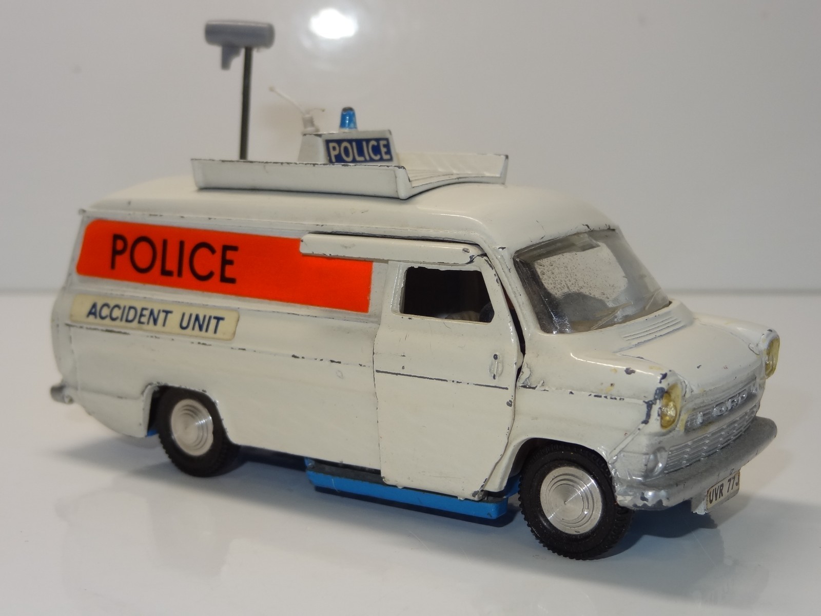 DINKY 287 FORD TRANSIT MK1 POLICE ACCIDENT UNIT VAN (415) thumbnail 4