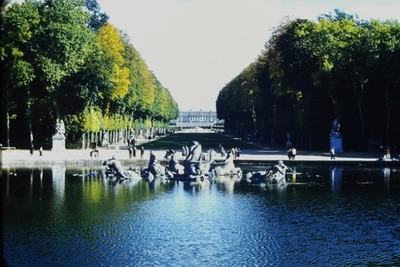 RED BORDER SLIDE Tree-lined avenue, fountain, distant palace, reflecting pond