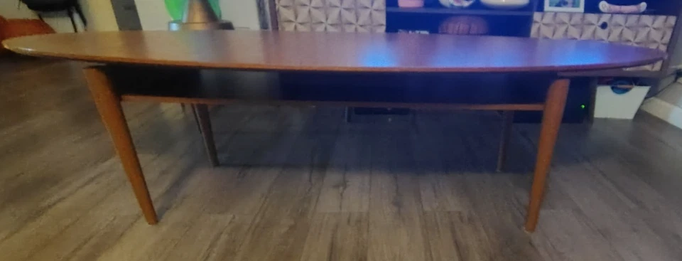 MCM Style-Mesa de centro em forma de prancha de surf com prateleira-Madeira falsa-Ótimo estado-  - Imagem 4 de 4