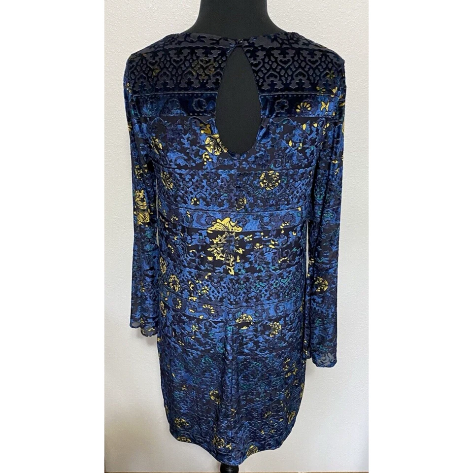 Nuevo con etiquetas Vestido Oscuro Eci NY Mediano Floral Terciopelo Flutter Mangas Campana Boho Capricho Foto 3 de 4
