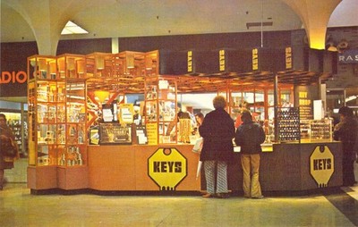 1974 Parmatown Mall Parma OH Keys Things Remembered Kiosk mint Postcard A53