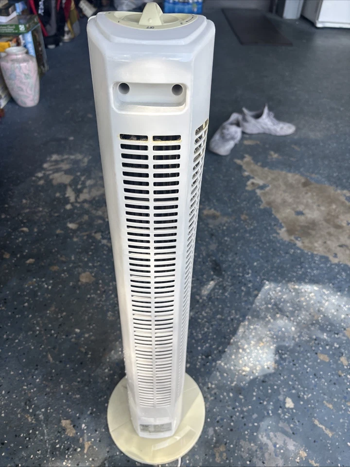 Comfort Zone Oscillating Tower Fan with Remote, 32 inches, 3 Speeds. White - Image 4 of 4