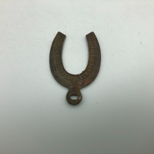 Fob LUCKY IS THE MAN WHO WEARS A SADDLE STITCH SUIT Horseshoe Vintage Antique - Zdjęcie 8 z 16