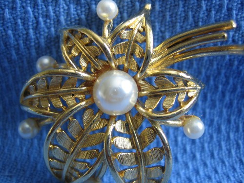 VINTAGE GOLDTONE FLOWER / FAUX PEARL PIN BROOCH ! ~ SIGNED~ LISNER - Picture 2 of 3