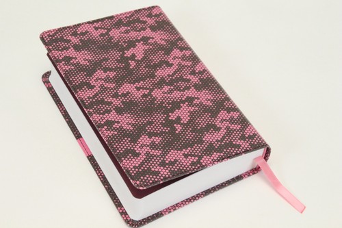 Holy Bible CSB On-The-Go Bible Personal Size Pink Camouflage LeatherTouch Homan - Picture 12 of 12