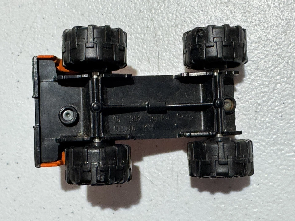 TONKA 2003 HASBRO 1:64 SCALE DIECAST MODEL TRACTOR ORANGE - Image 4 of 4