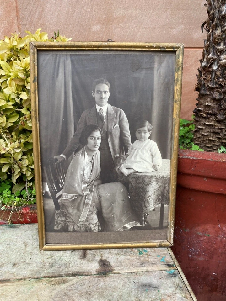 Fotografia antiga vintage em preto e branco da Índia foto de família retrato emoldurado - Imagem 2 de 4