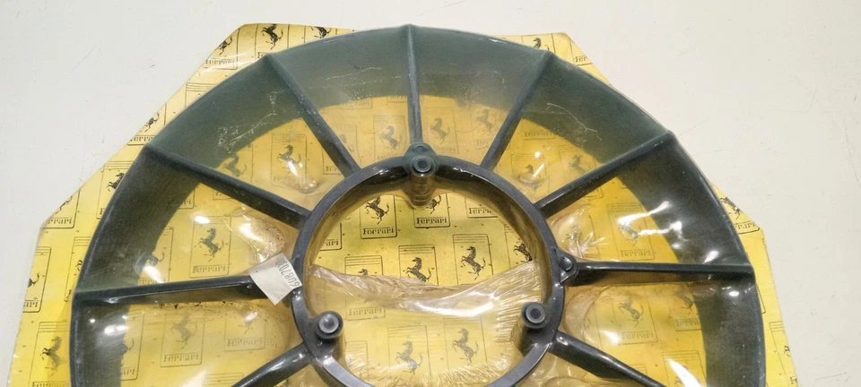Tampa da cobertura do ventilador do radiador Ferrari Testarossa_60870300_208_288_328_Mondial_NOVO - Imagem 2 de 4