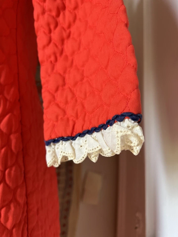 Abrigo acolchado vintage rojo Sears At Home Wear XS 1960 mod encaje mínimo Foto 3 de 4