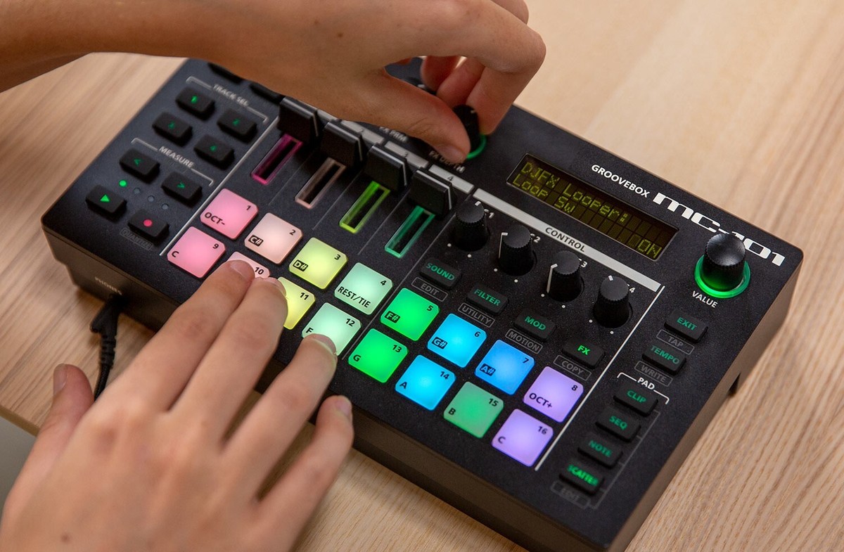 Roland MC-101 GROOVEBOX Compact Effector Sampler Sequencer