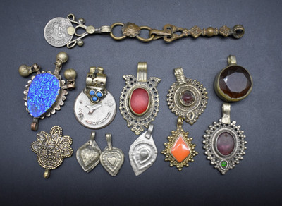 Auswahl gemischter nahöstlicher Weißmetallschmuck (Stein/Glaseinsätze)