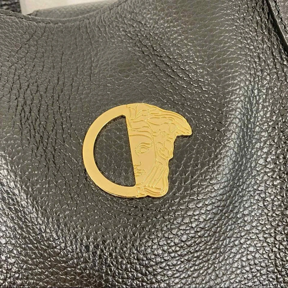 Bolso de Hombro Colección Versace Cuero Guijarro Negro Logo Dorado Foto 2 de 4