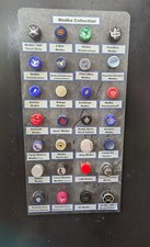 Magnettafel mit 28 Wodkaverschl&uuml;ssen  Deko Hobby Bar