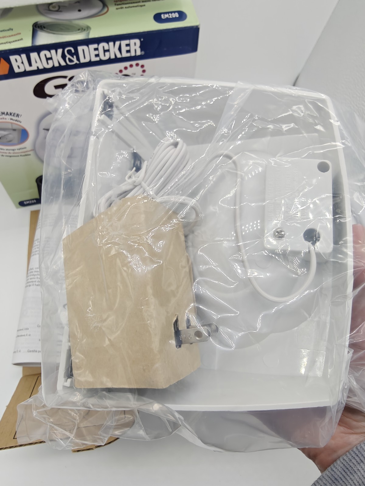 Black & Decker Gizmo SpaceMaker Cordless Can Opener EM200 White NOB Rechargeable