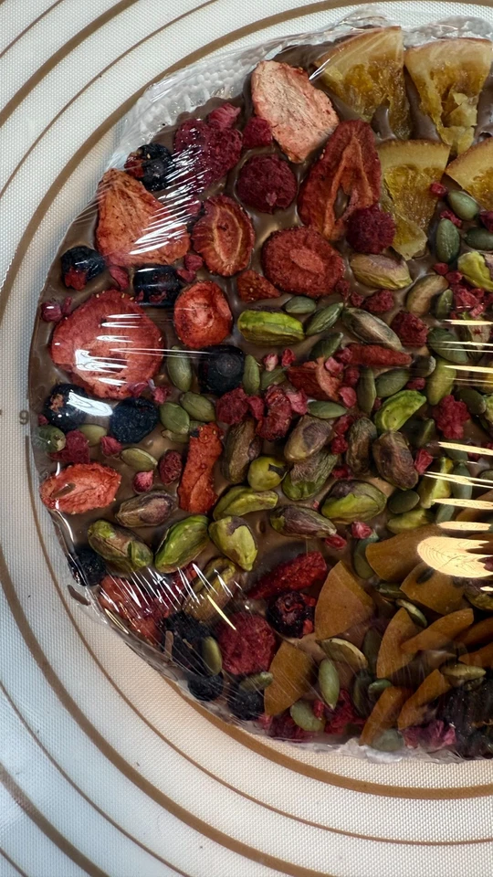 Молоко круглый шоколадный кластер полный орехов клубника страсти фрукты оранжевый 400 г. - Изображение 3 из 4