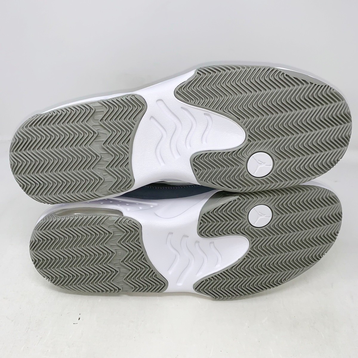 JORDAN MAX AURA 2 10.5 ホワイト/グレー/ブラック Nike Air Jordan Max Aura 2 Black Grey White Red Men's Size