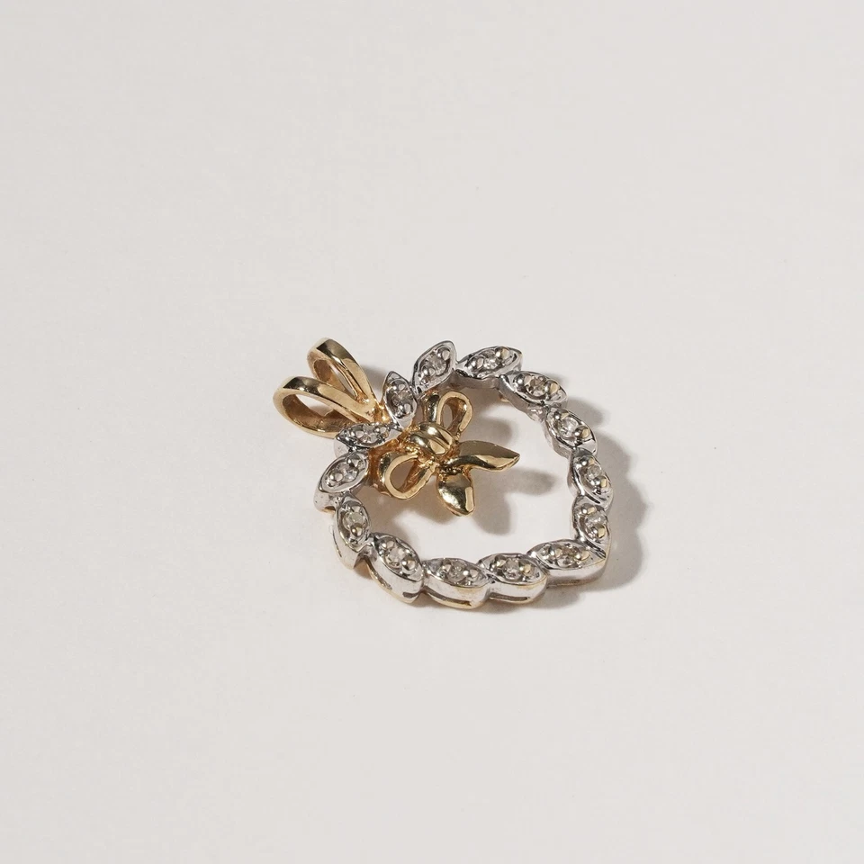 Dije colgante de corona de Navidad con arco de diamante de oro de 9 quilates en forma de corazón pequeño Foto 3 de 4