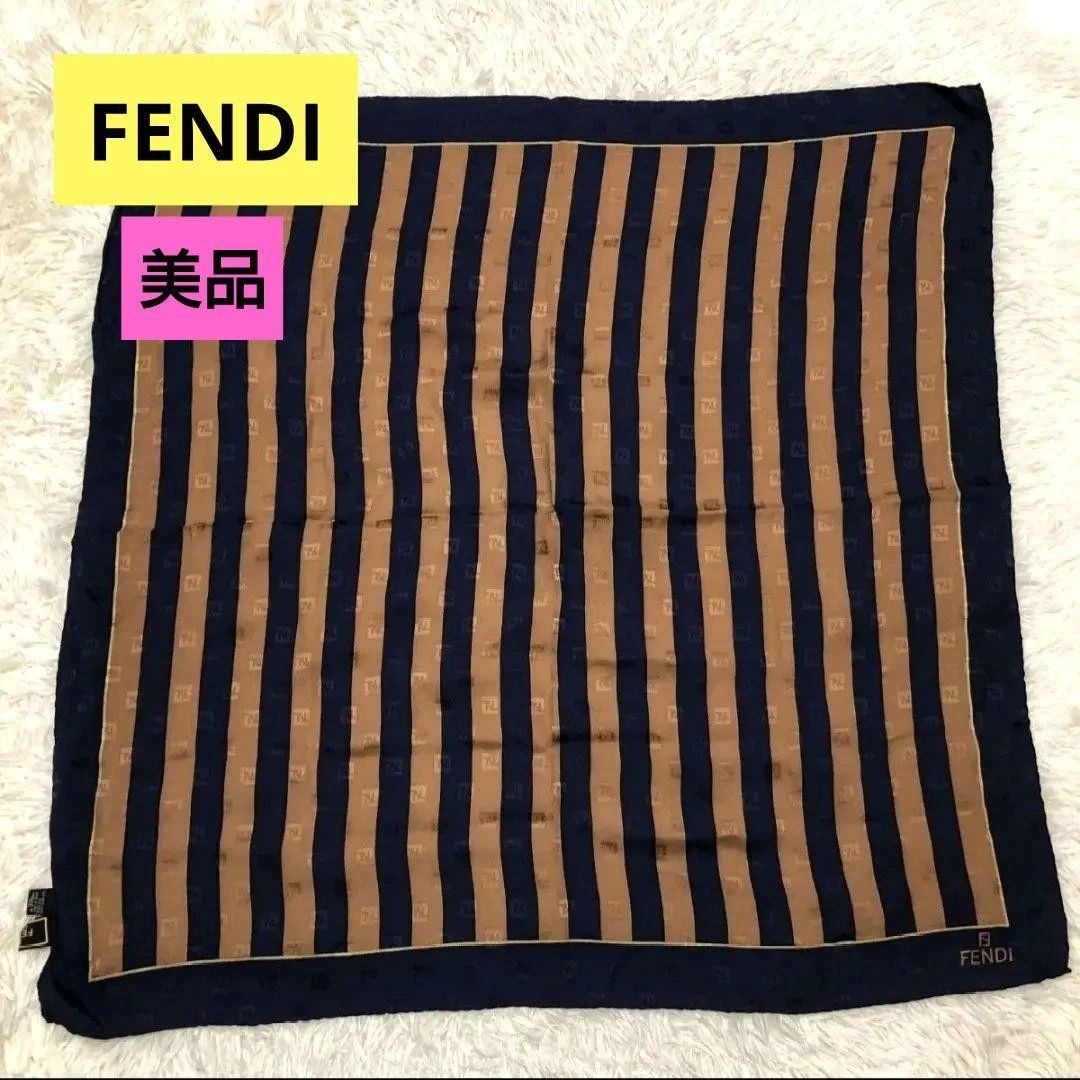 Foulard en soie motif Zucca FENDI bleu marine et marron 33,5 x 33,5 pouces vintage