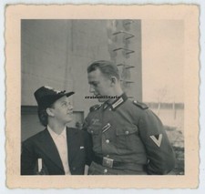 Orig. Foto Soldat mit Frau bei Westwall Bunker