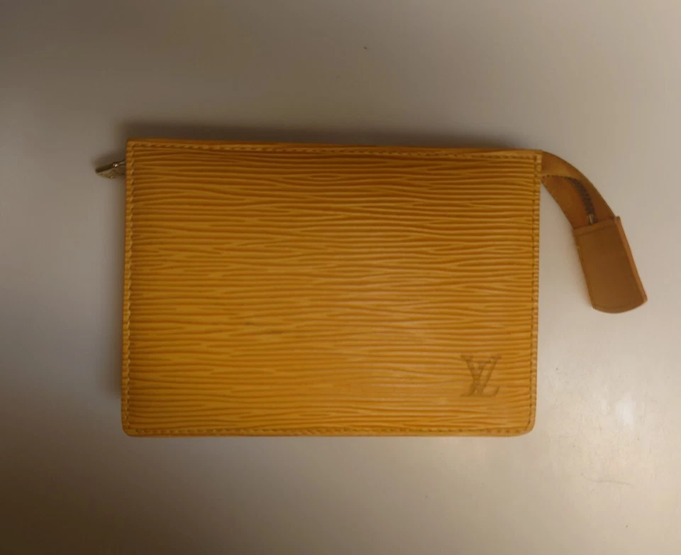 Usado en Excelente Condición Amarillo Cuero Epi LOUIS VUITTON Mini Pochette Accesorio Bolso sin asas Muñequera Foto 2 de 4