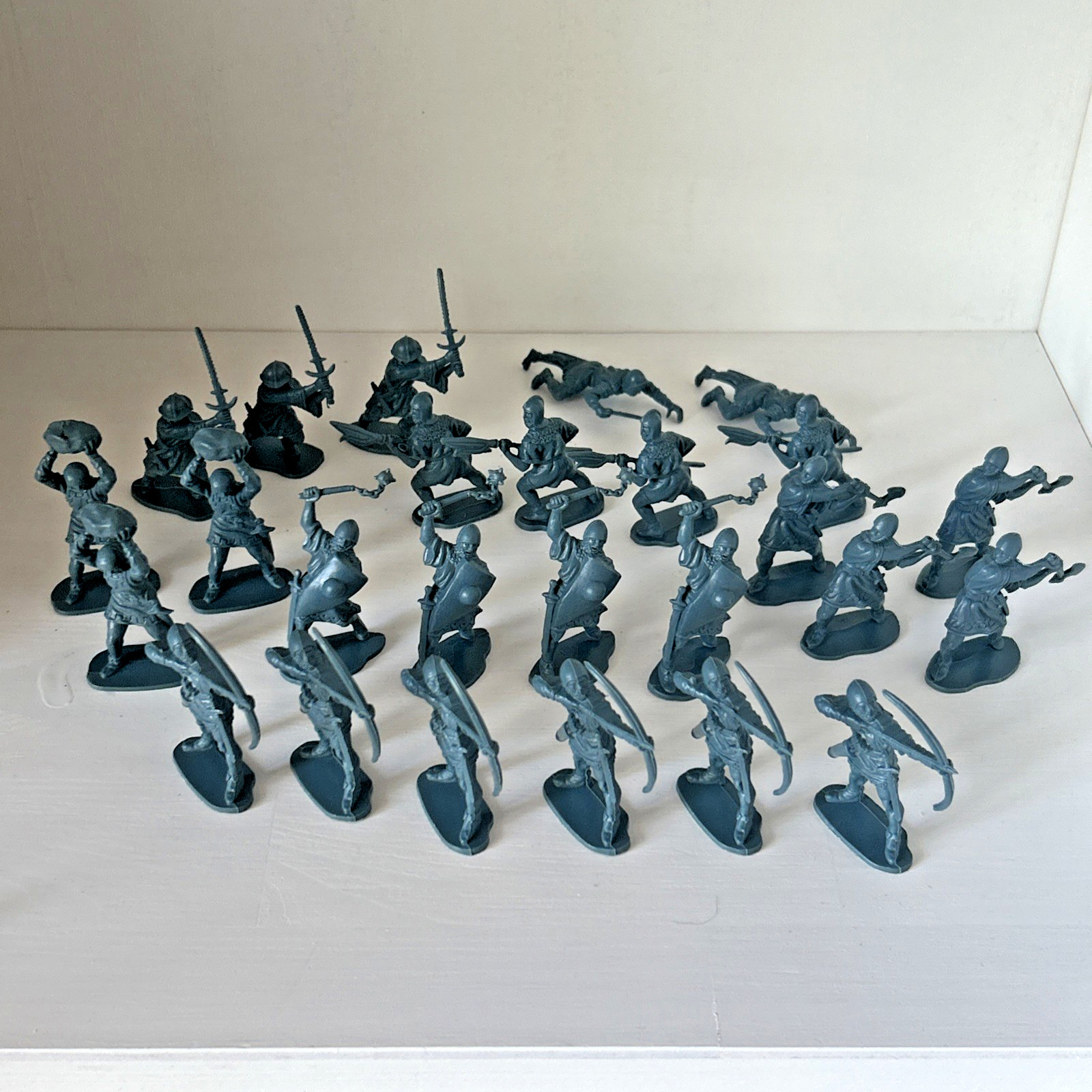 Vintage Airfix 1/32 scale soldiers Medieval Foot Soldiers Bundle - 26 in total