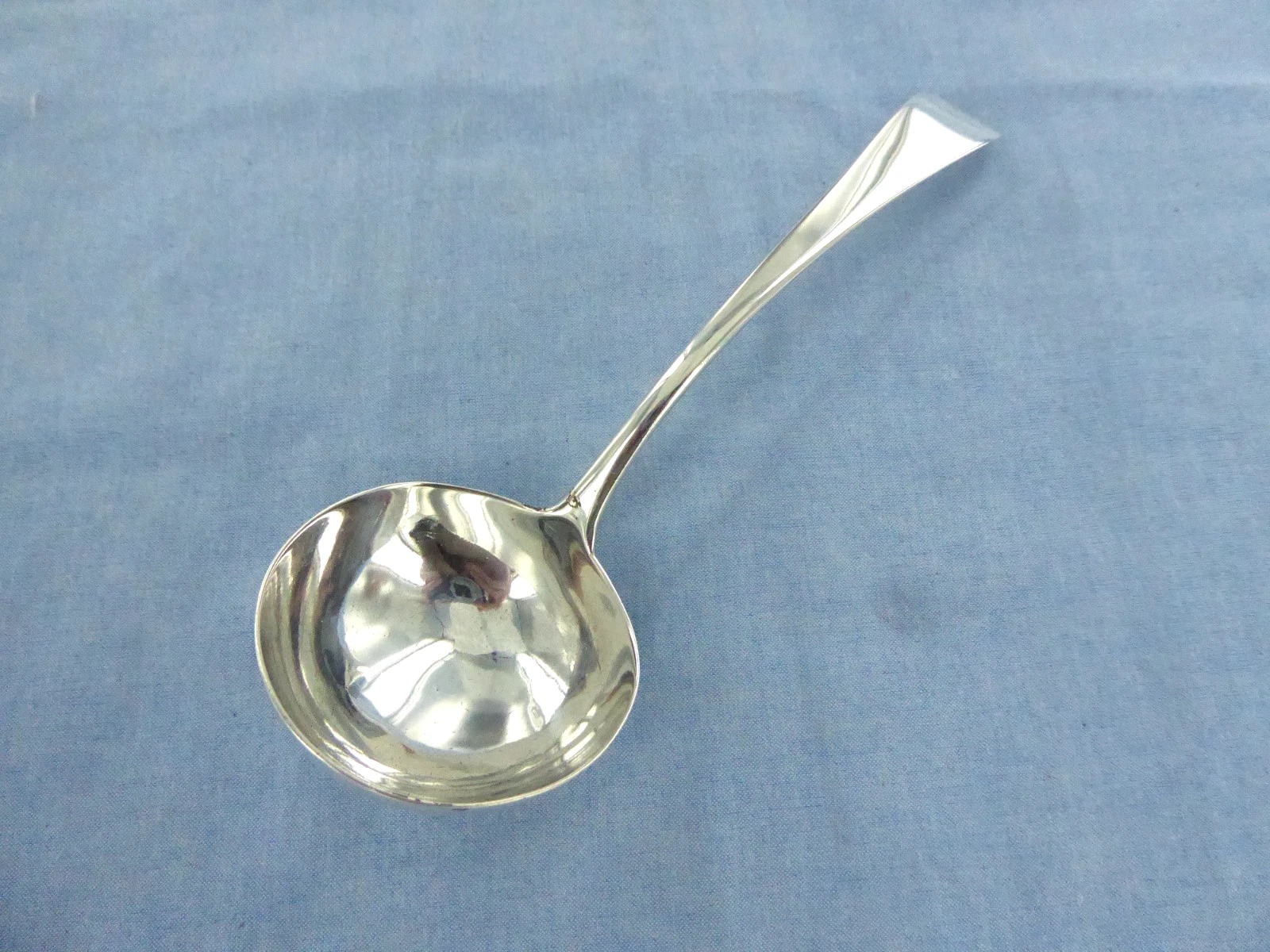 AN ANTIQUE STERLING SILVER OLD ENGLISH SAUCE LADLE .LONDON 1815.