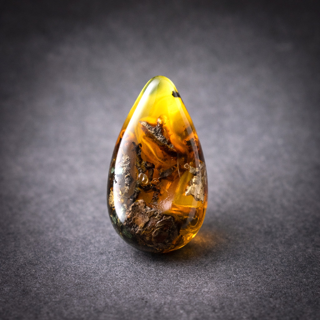 Beautiful Natural Dominican Clear Yellow Brown Amber Polished Stone 26mm