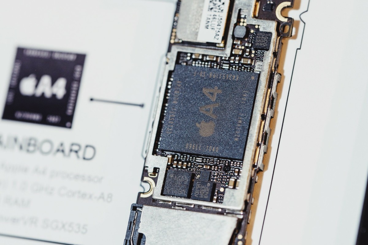 Society6 iPhone4/4S,5用 cyrysse lydy by Spires Disassembled iPhone 4 Teardown With Frame, Deconstructed