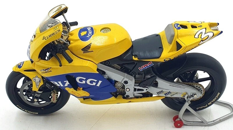 Minichamps 1/12 Scale 122 041003 - Honda RC211V Camel M.Biaggi 2004 - Photo 3/4