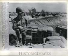 1973 Press Photo South Vietnamese soldier watches convoy stopped near Quang Tri