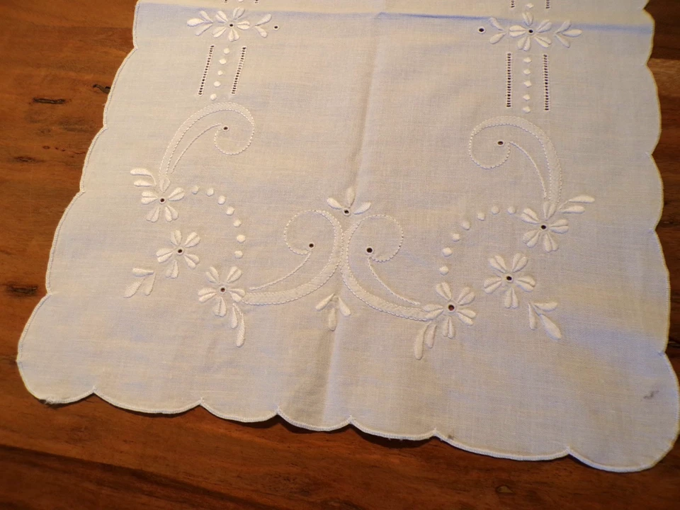 Linge ancien 1 Napperon en coton  blanc avec broderies - Photo 3/4