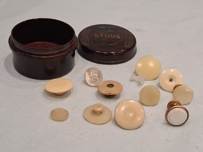 30er Jahre Vintage Art Deco Bakelit Ohrstecker Box mit Ohrstecker (evtl. Gold) dabei.