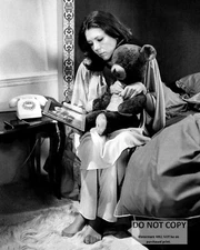 ACTRESS DIANA RIGG HOLDING A TEDDY BEAR - 8X10 PUBLICITY PHOTO (CC-118)