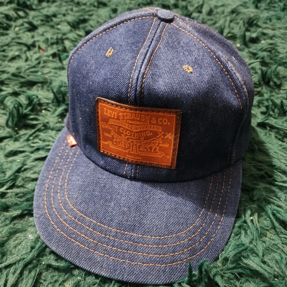 Sombrero de mezclilla Levi’s vintage hecho en EE. UU. Gorra con parche de cuero con cierre de correa Foto 2 de 4