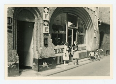FOTO Fotografie, Ladenfront Au Bon Vigneron zwei Frauen vor der Tür