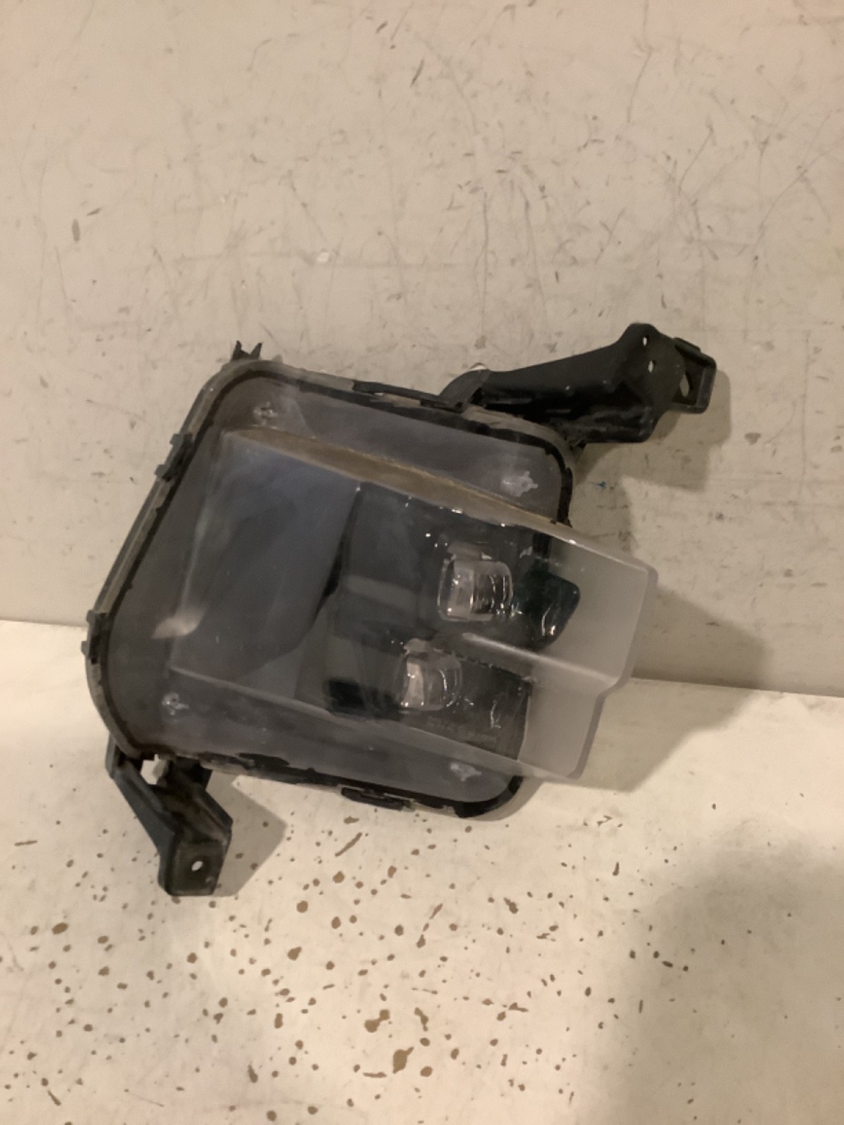 *** AS IS ***2021- 2022 KIA K5 PASSENGER RH FOG LIGHT OEM C21R-13634 TL