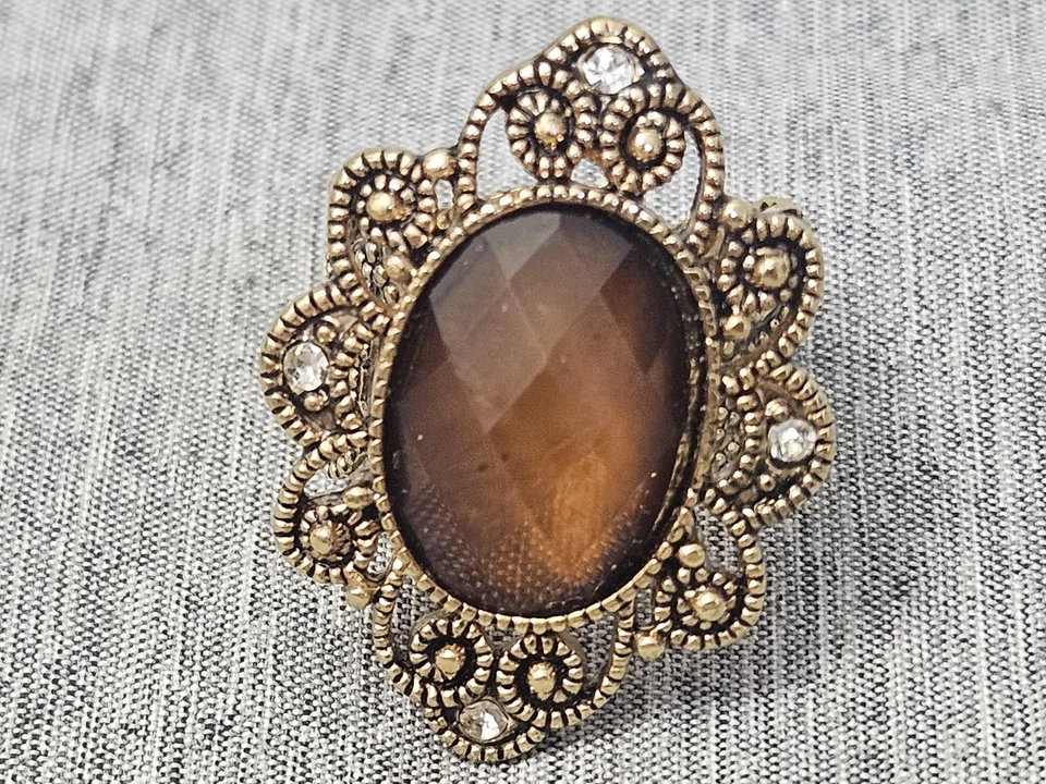 Anillo de cóctel llamativo para mujer ajustable tono dorado filigrana marrón piedra ovalada Foto 2 de 4