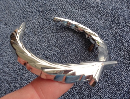 NEW OEM GM ALL METAL 3.75" 88-91 Seville STS-1990-91 ETC Chrome Grill Wreath - Picture 2 of 6