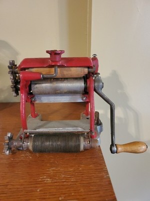 Vintage Vitantonio MFG Cast Iron Red Pasta Machine Hand Crank Multiple Cutters
