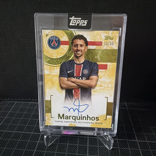 Marquinhos On Card Autogramm /50 Topps Exhibition Paris Saint Germain 24/25