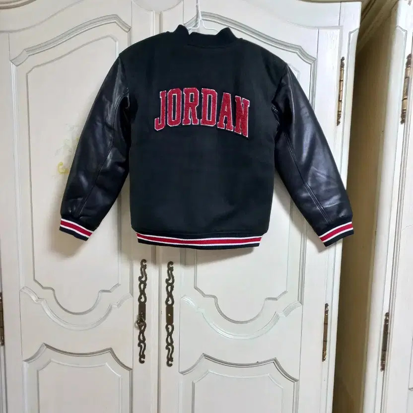 Nike Kids Junior Jordan Varsity Jacket, M Size, 132-147cm