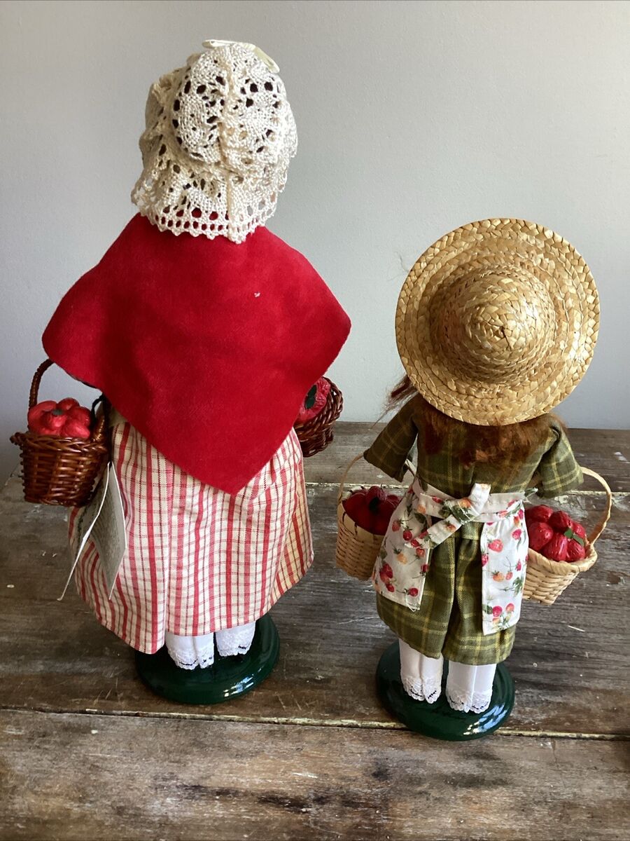 Byers Choice Carolers Cries of London Strawberry Vendor Girl Byers Choice Carolers Cries of London Strawberry Vendor Girl