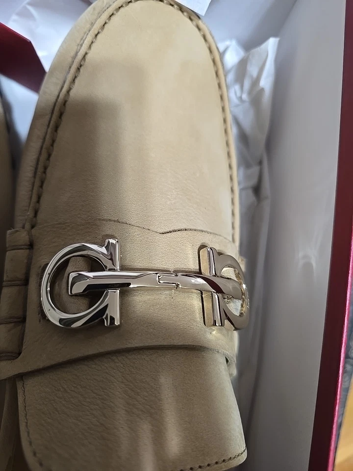 Sapatos de camurça Ferragamo muito exclusivos 11EE em buscuit com fivela dourada - Imagem 4 de 4