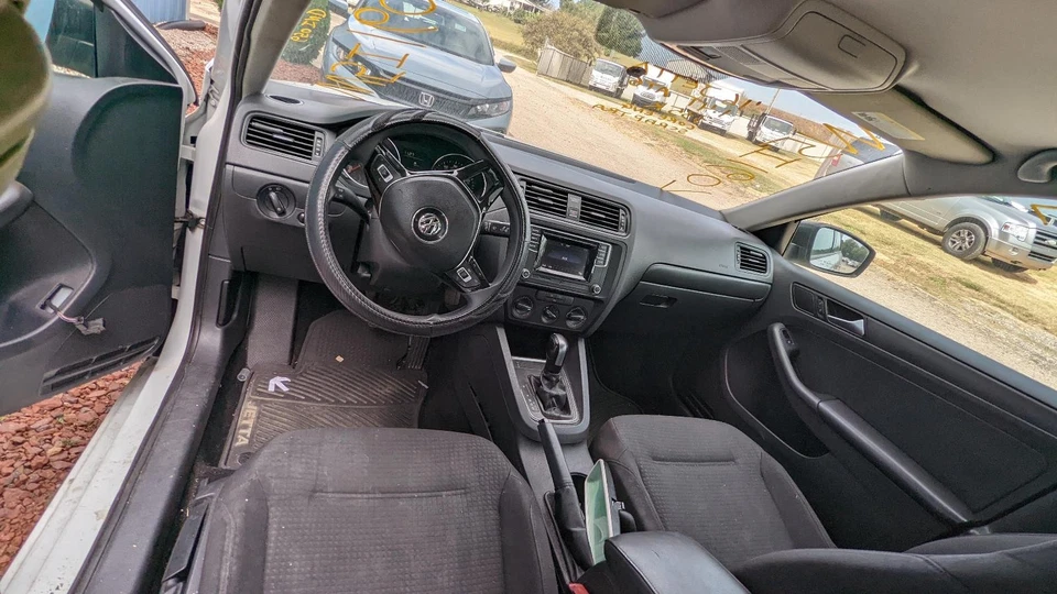 Guantera usada se adapta a: Volkswagen Jetta 2016 grado A Foto 2 de 4