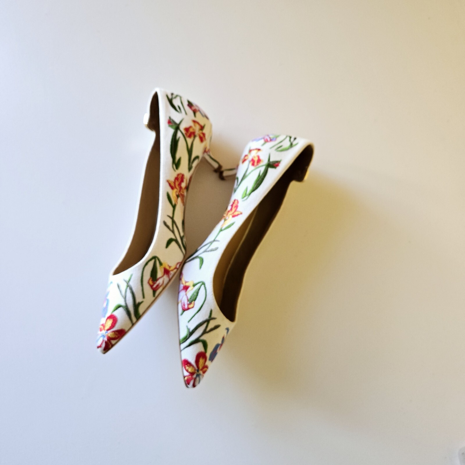 Tory Burch Elizabeth Painted Iris Embroidered Canvas Kitten Heel Pumps Size 8.5M thumbnail 6