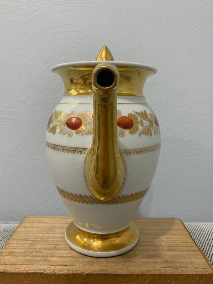 Antigua tetera francesa de porcelana antigua de París con decoración floral roja y dorada Foto 2 de 4