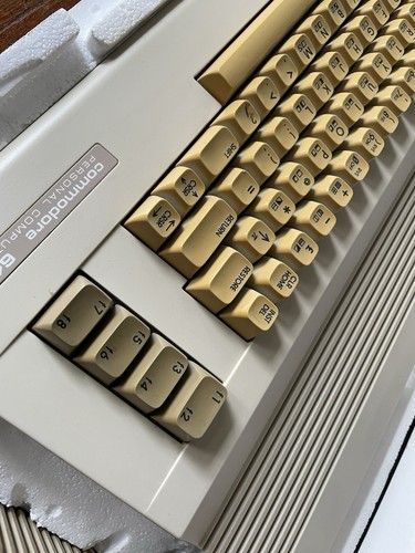 Vintage Commodore 64C Light Fantastic z pistoletem i grami w pudełku - przetestowany i działający - Zdjęcie 10 z 21