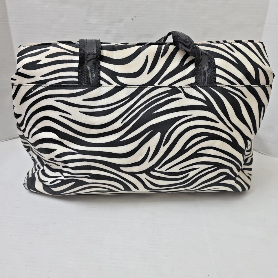 Bolso de fin de semana Y2K Kathy Van Zeeland grande con tachuelas estampado de cebra limpio Foto 4 de 4