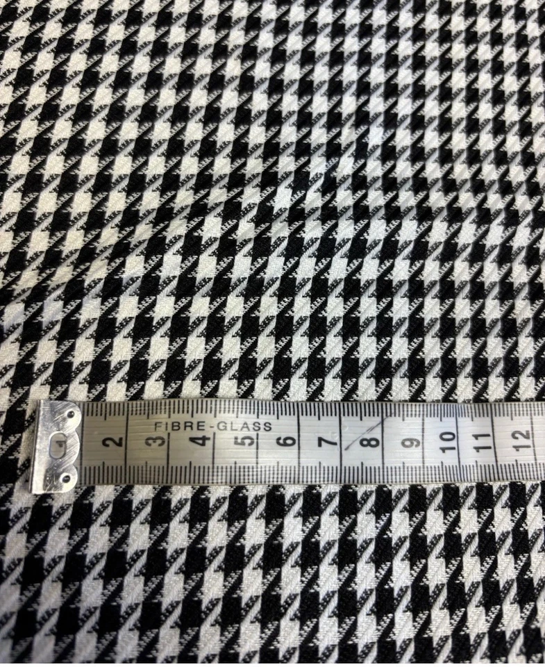 Tela de moda de invierno pata de gallo negra y gris (más grande). 152 cm de ancho. Deadstock Foto 3 de 4